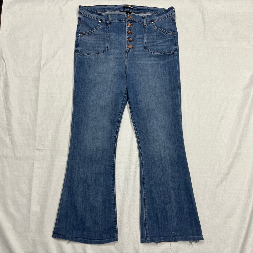 Fashion nova ladies light wash, bootcut jeans, size 18